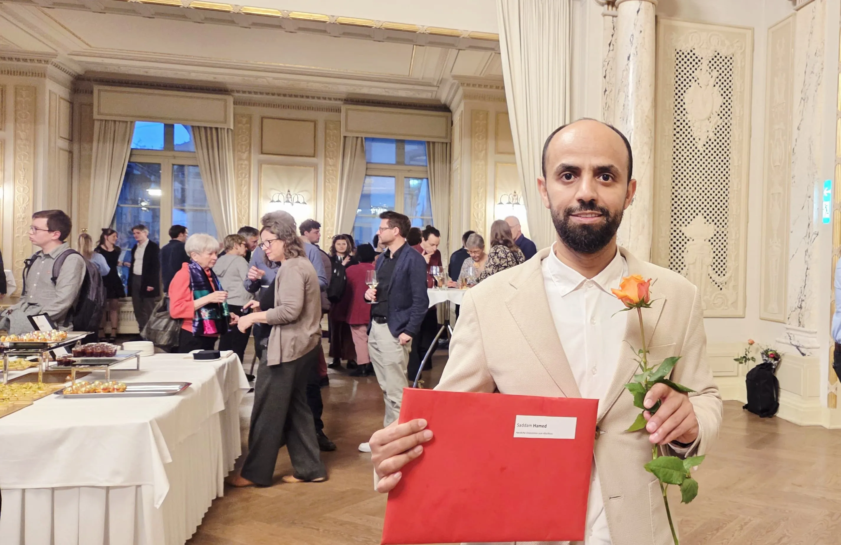 الصحفي أبو عاصم ينال درجة الماجستير حول الصحفيين اليمنيين في المنفى