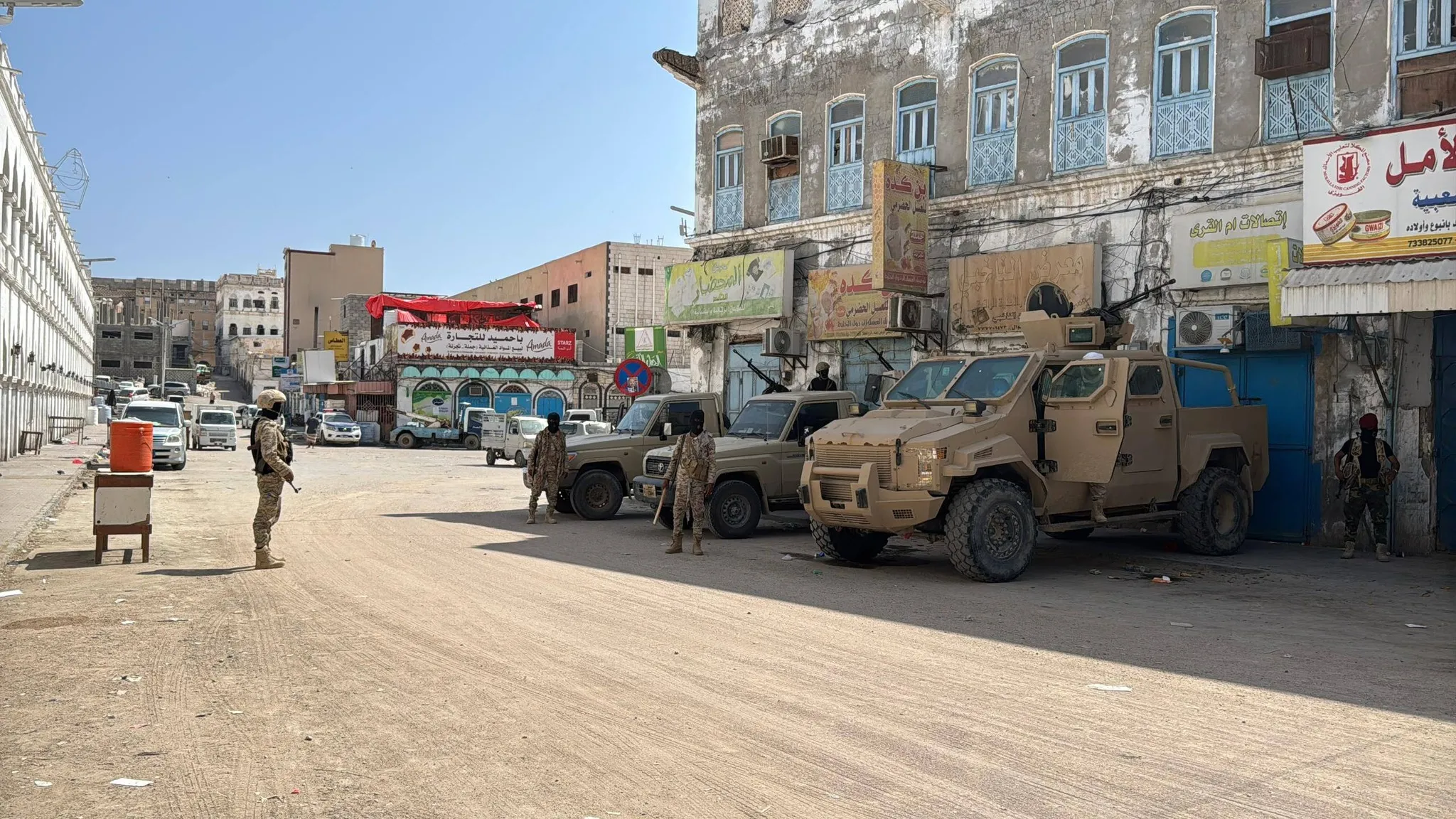 انتشار أمني واسع في المكلا وتحذيرات من إقامة تظاهرات غير مرخصة