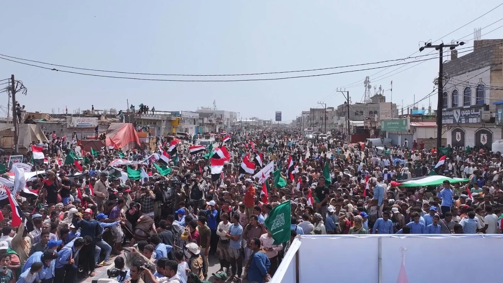 إشادات سعودية واسعة بمسيرة المخا الداعمة للمملكة والمنددة بالهجوم الإيراني