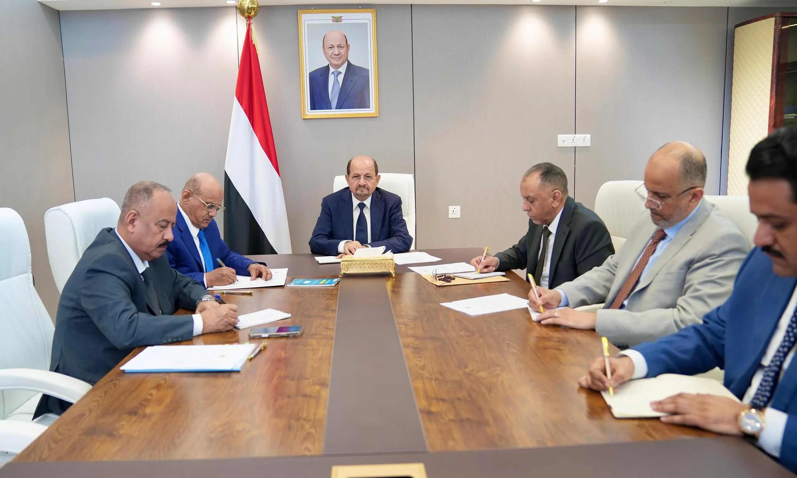 رئيس الوزراء يطمئن على الاستقرار التمويني والنقدي جراء تداعيات التصعيد الإقليمي