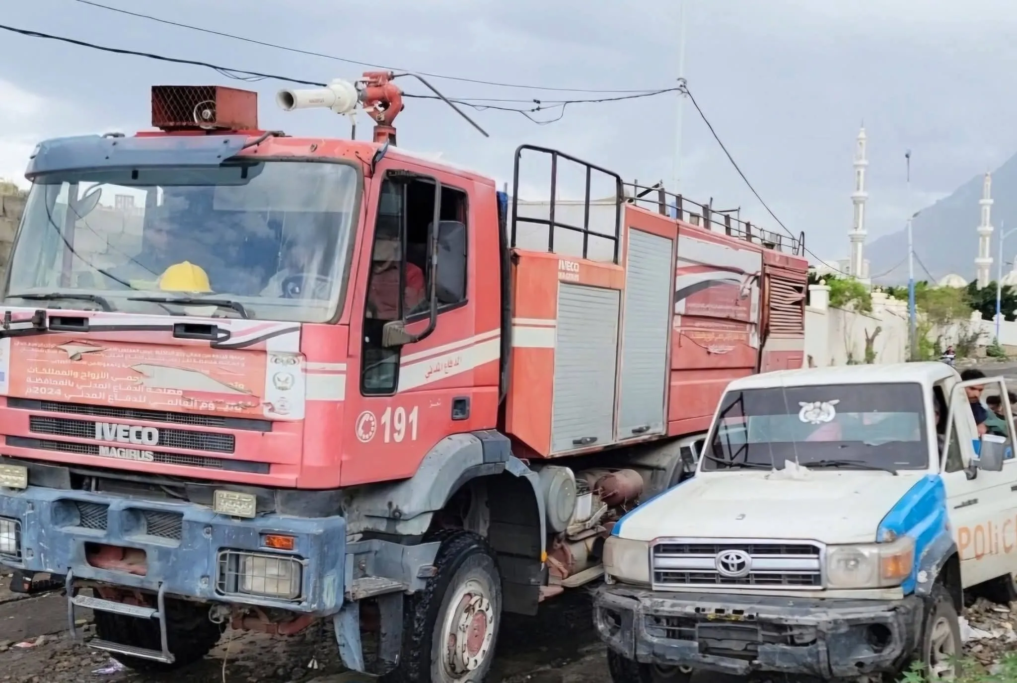 الدفاع المدني يواصل البحث عن طفل جرفته السيول في حي الكوثر بتعز