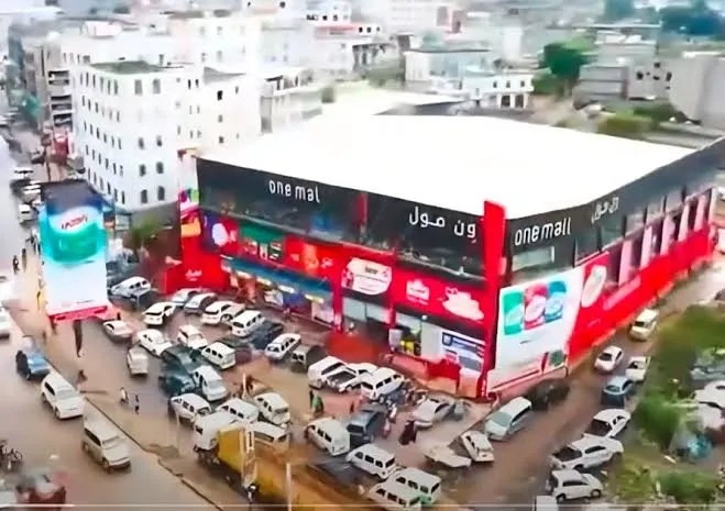 الحوثيون يداهمون مركزاً تجارياً في إب ويختطفون عدداً من التجار والعمال