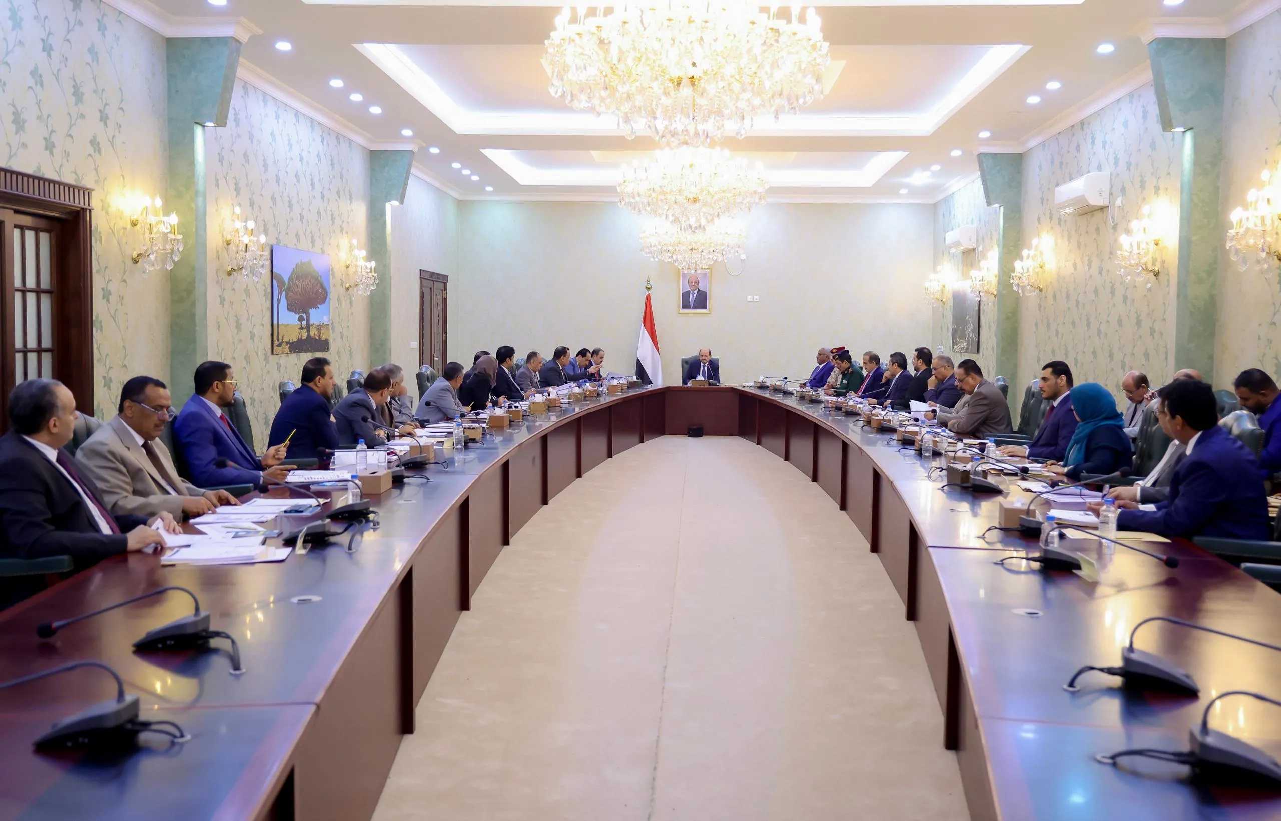 مجلس الوزراء يقرّ حزمة قرارات خدمية واقتصادية ويعزز الجاهزية الأمنية