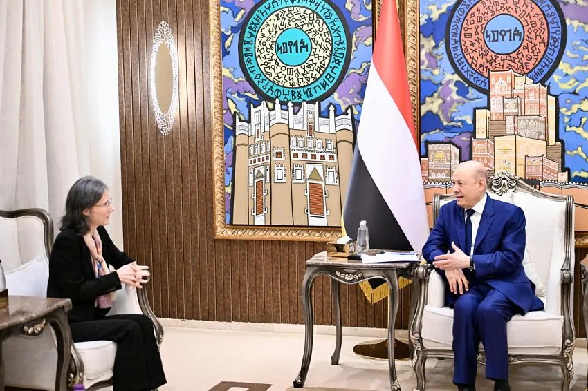 الرئيس العليمي يحذر من مخاطر استمرار استثمار إيران في الحوثيين لتهديد الملاحة