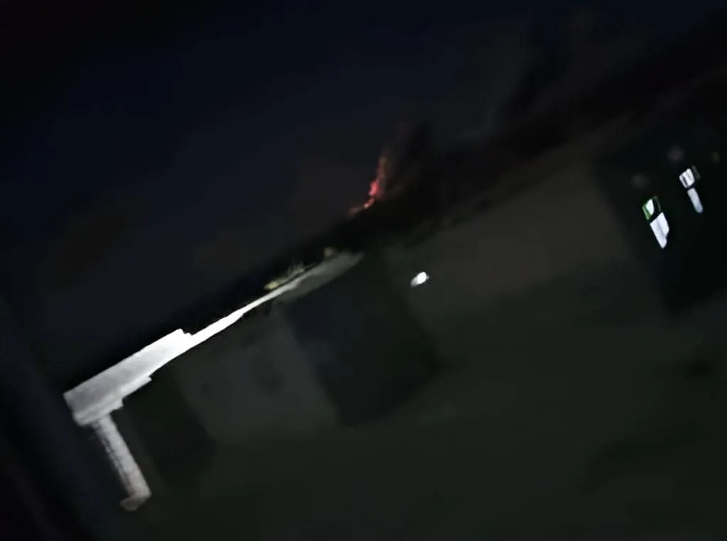 غارة جوية تستهدف موقعًا عسكريًا في مكيراس بالبيضاء