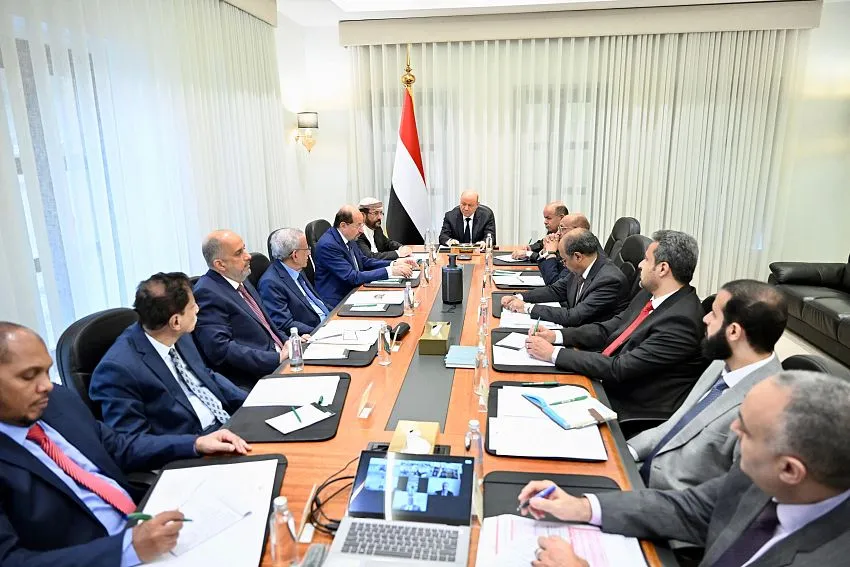 الرئيس العليمي يوجه بإجراءات صارمة لتوريد الإيرادات للبنك المركزي وفرض هيبة الدولة