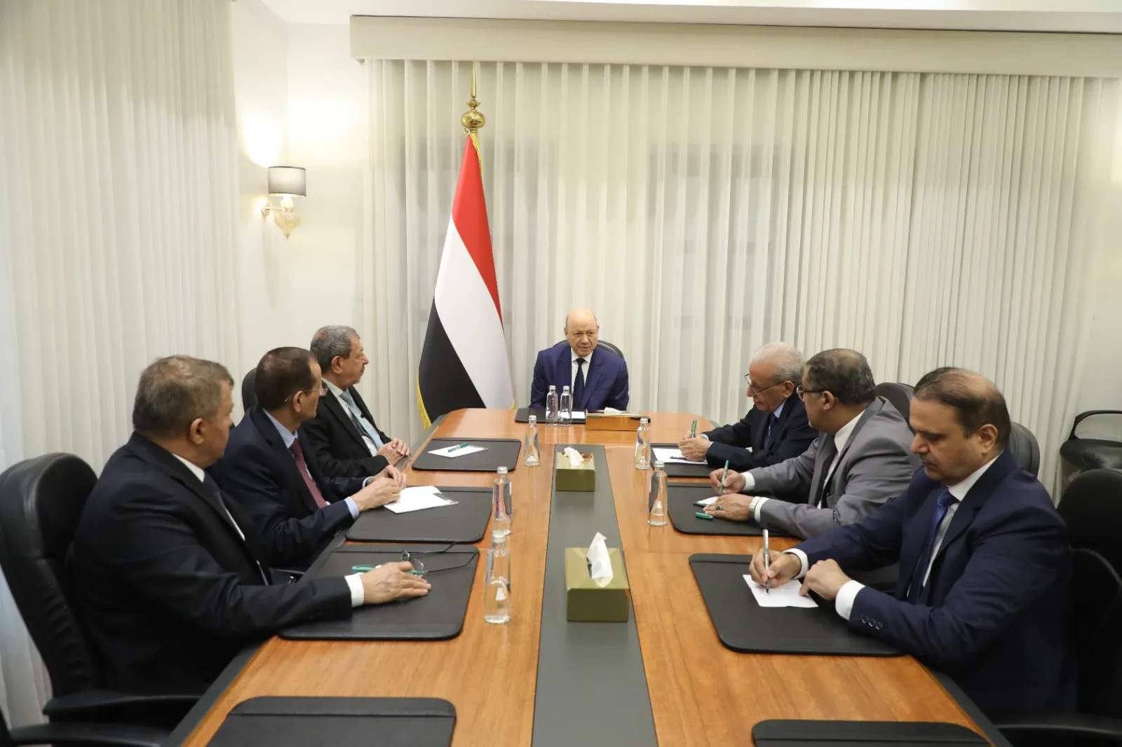 الرئيس العليمي يتوعد بملاحقة الخلايا الإرهابية ويؤكد على توحيد القرار الأمني والعسكري