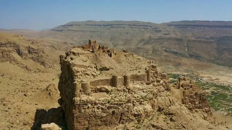 نافذون حوثيين ينهبون موقعًا أثريًا في ظفار جنوب شرق إب