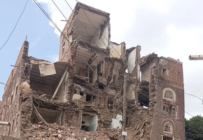 انهيار مبنى الحكومة الأثري في يريم وسط إهمال حوثي للمعالم التاريخية