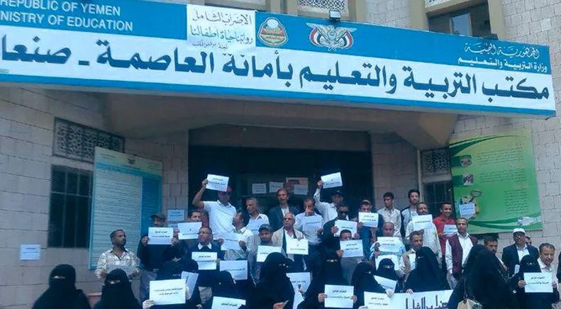 الحوثيون يعدون المتطوعين بالتوظيف ويتجاهلون رواتب المعلمين الأساسيين