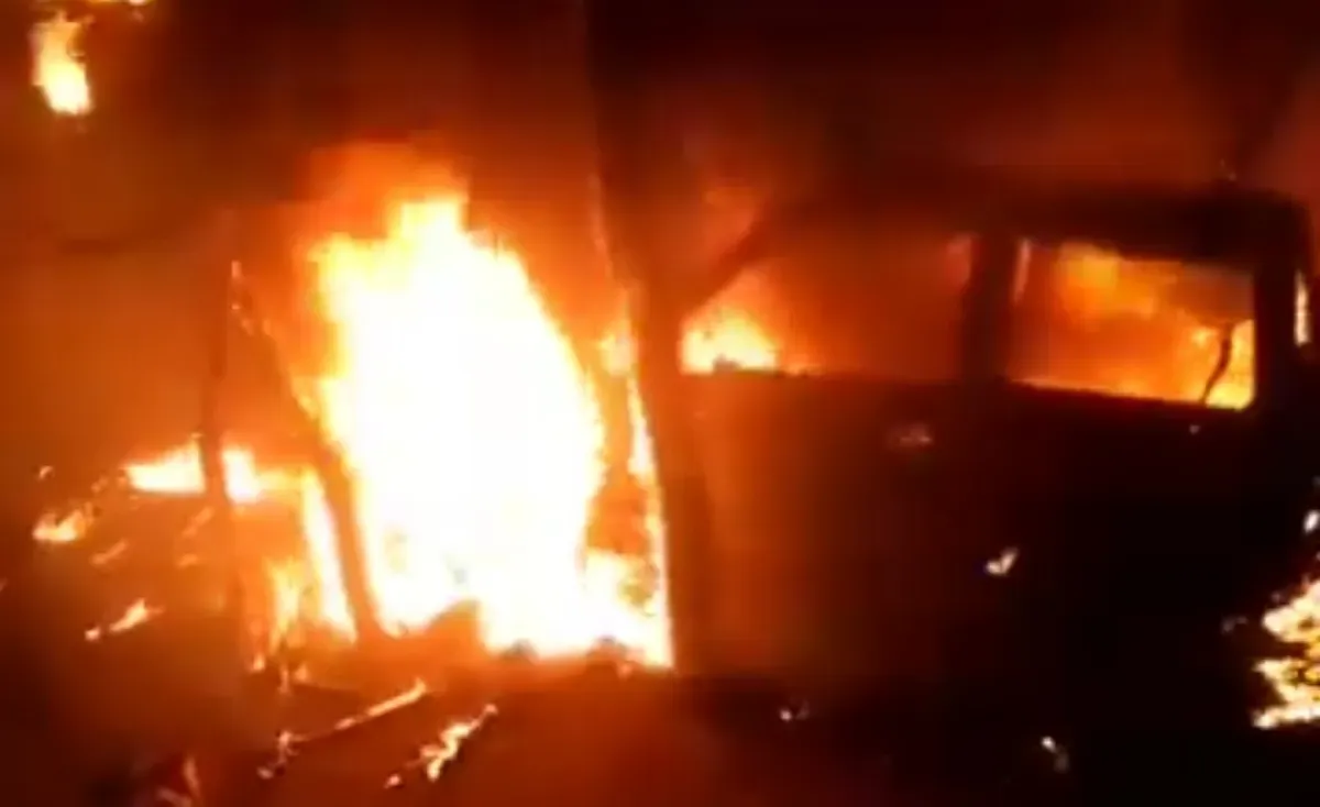 عنصر حوثي يحرق منازل وممتلكات مواطن في الجوف