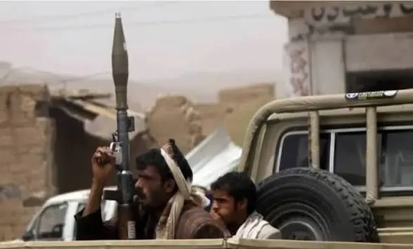 الحوثيون يحاصرون حيًا سكنيًا ويقتحمون منازل المواطنين في إب