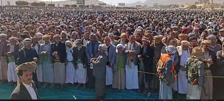 صنعاء.. الآلاف يشيعون جثمان الشيخ صادق الأحمر