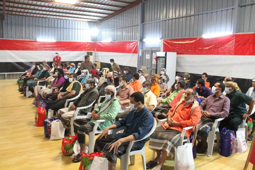 وصول محتجزين حوثيين إلى مطار المخا استعدادًا لنقلهم إلى صنعاء