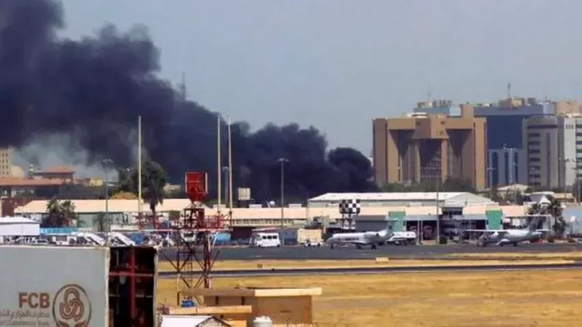 الحكومة تؤكد استكمال الترتيبات لنقل 1350 يمنيًا من الخرطوم إلى عدن