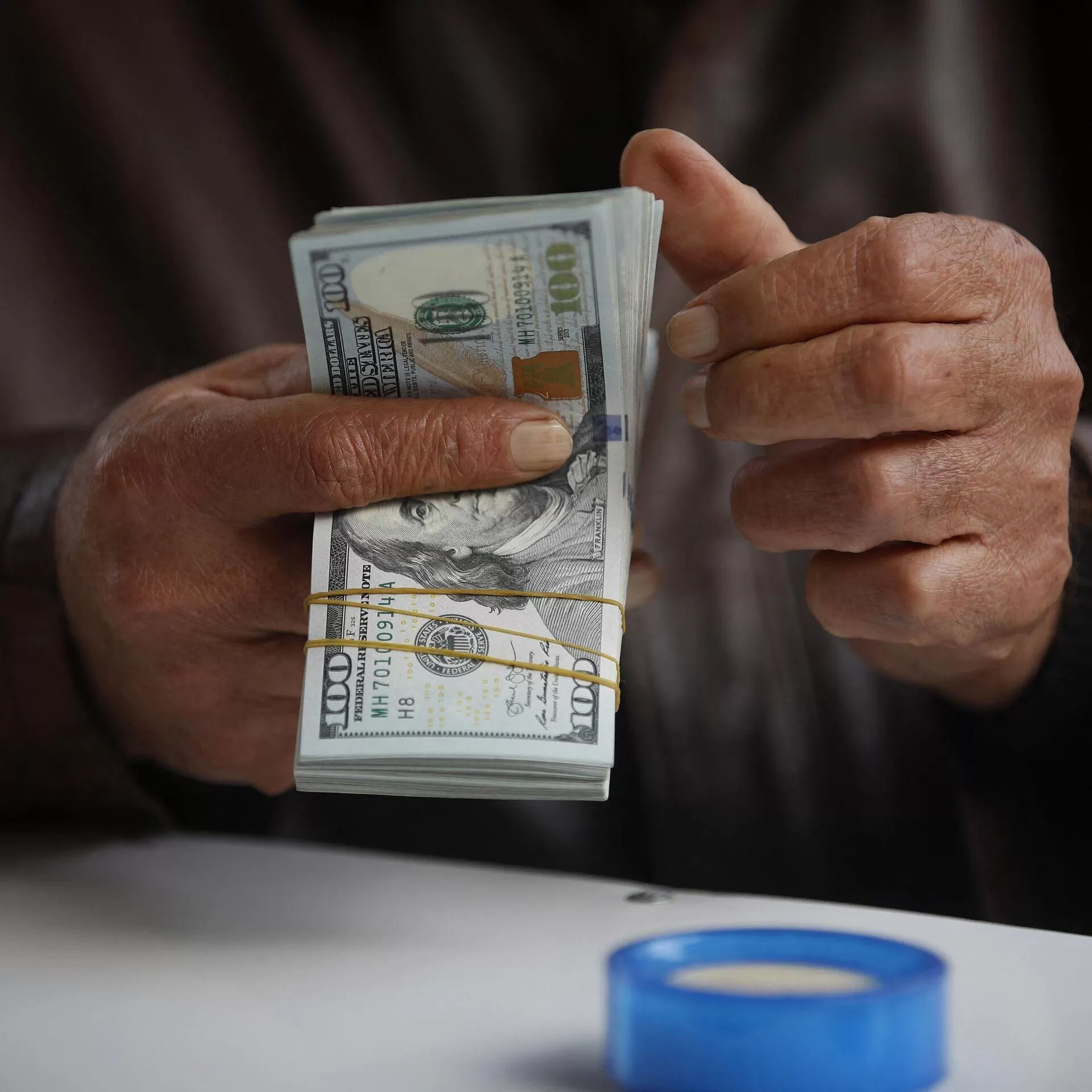 المركزي يعلن مزاد الدولار.. والريال يواصل تدهوره أمام العملات الأجنبية