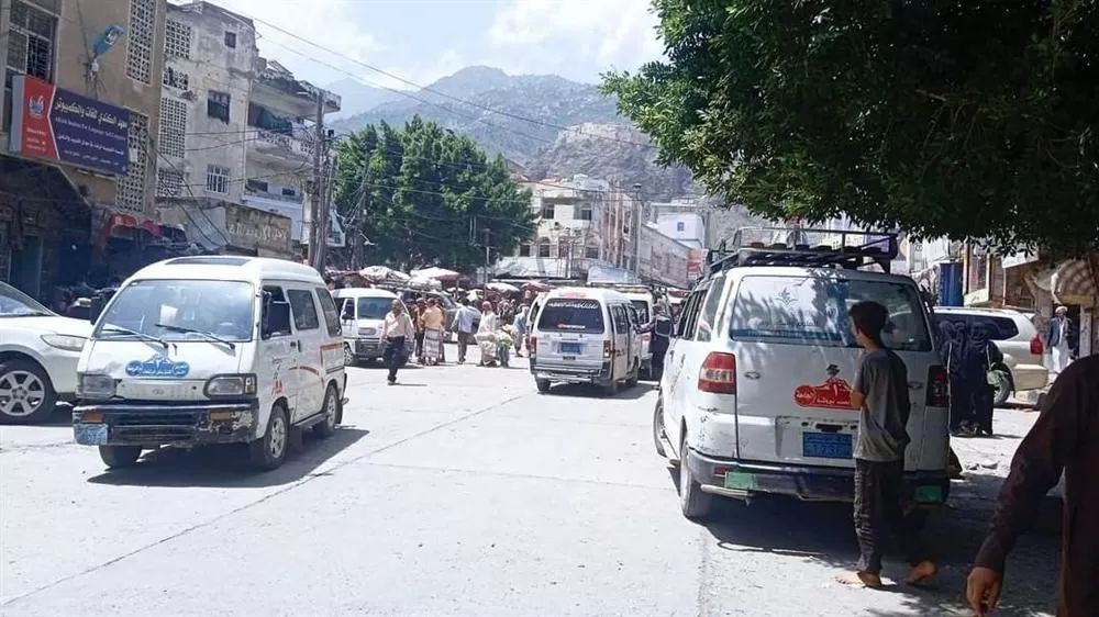 شرطة تعز تعيد تنظيم خطوط السير في شوارع المدينة