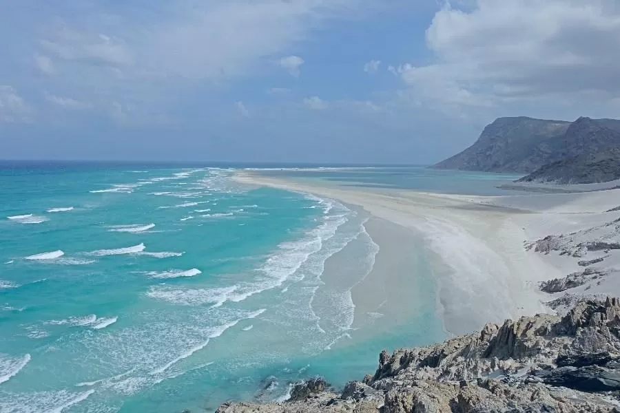 منظمة أممية تخصص 57 ألف دولار لتنظيف ساحل سقطرى من تسرب نفطي