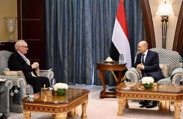 المبعوث الأمريكي إلى اليمن يشيد بتعاطي الحكومة مع جهود السلام
