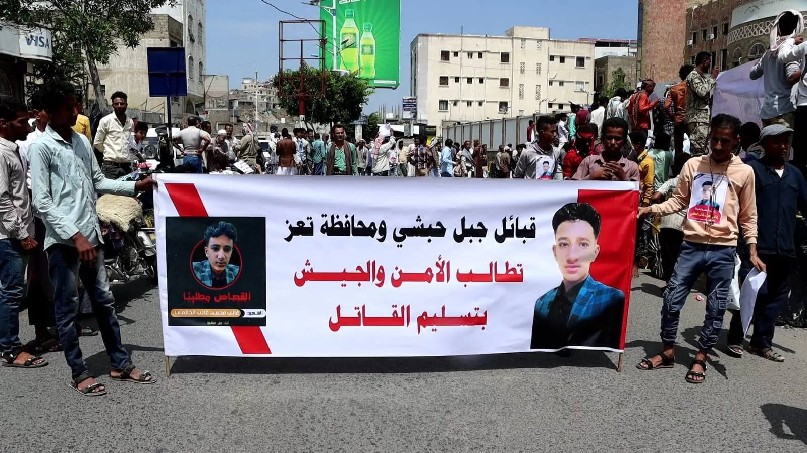 تعز: وقفة احتجاجية تطالب بتسليم قاتل الطفل غالب الحاتمي