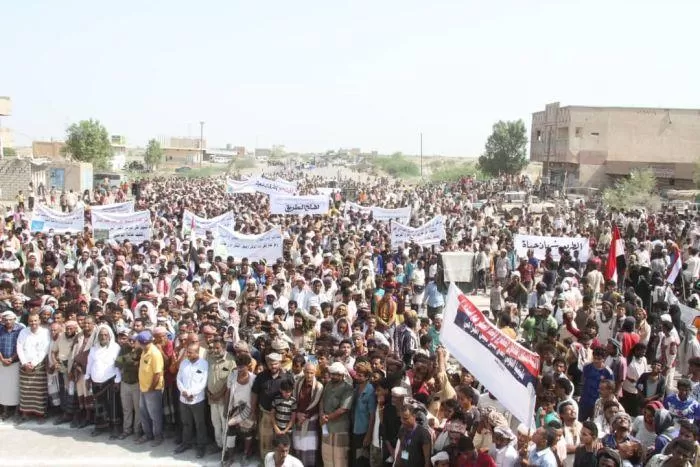 الحديدة: وقفة احتجاجية في حيس تندد باستمرار إغلاق الحوثيين لطريق رئيسي