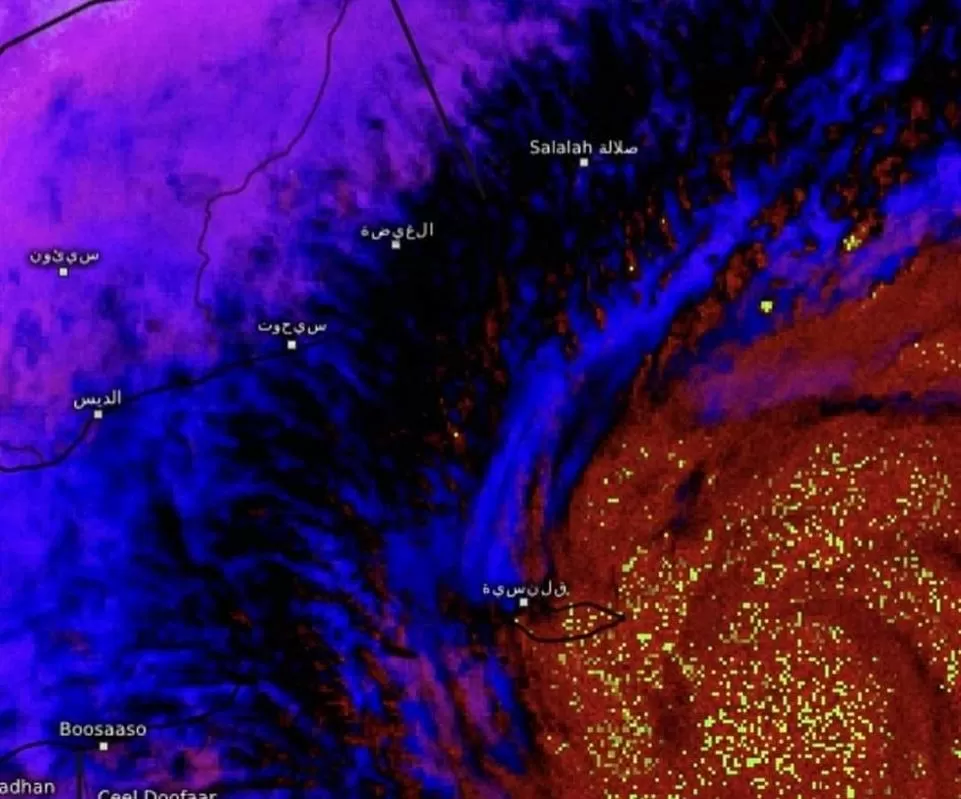 محافظ المهرة يدعو المواطنين للتعاون مع لجنة الطوارئ ومواجهة إعصار "تيج"