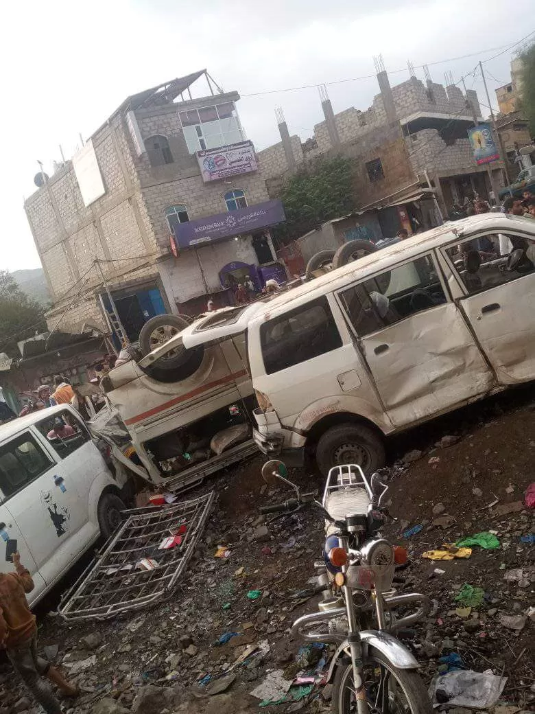 تعز: وفاة وإصابة 12 شخصا إثر حادث مروري مروع في سوق شعبي