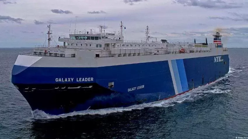 جماعة الحوثي تسمح لطاقم سفينة "غالاكسي ليدر" باتصال محدود بأسرهم